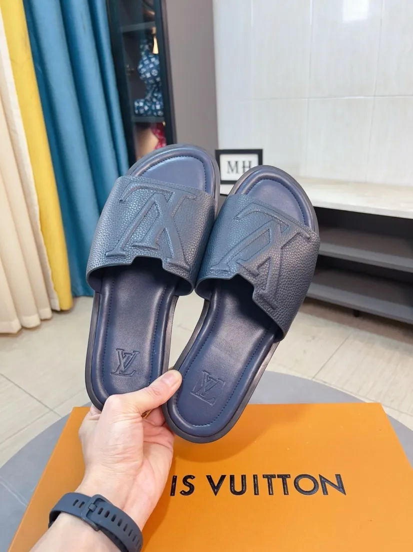 Men's shoes 💰340🌸🌸LV medium men's spring and summer slippers counter synchronization. The uppers are imported cowhide fabrics from Italy, logo graphics and high-quality craftsmanship. Soles: original soles specially provided by the original factory. Exclusive molded soles are super comfortable. Original factory single goods. 🔍🔍High quality. You can enter and exit the counter at will. Welcome to compare. Size 38-45